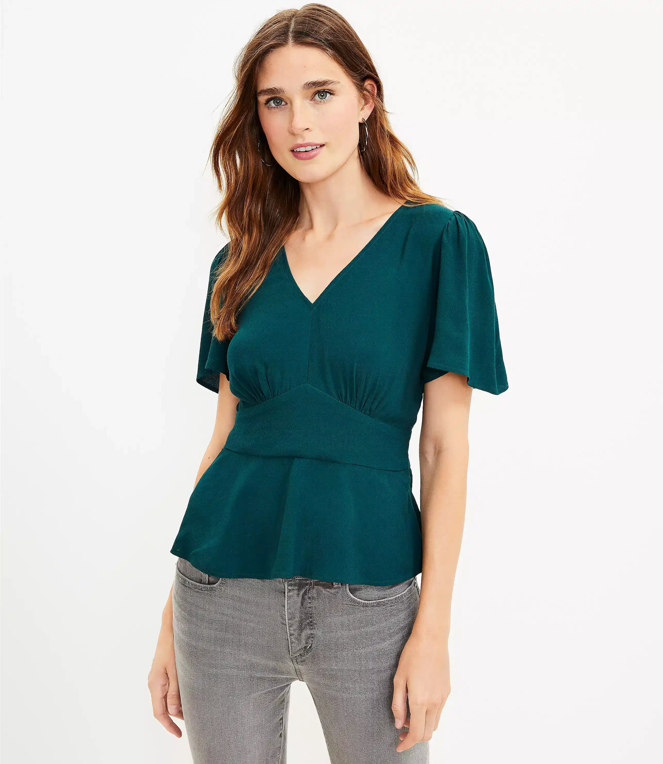Peplum Bluz Nedir ve Nasıl Kombinlenir? Moda Trendlerinin Vazgeçilmez Parçası