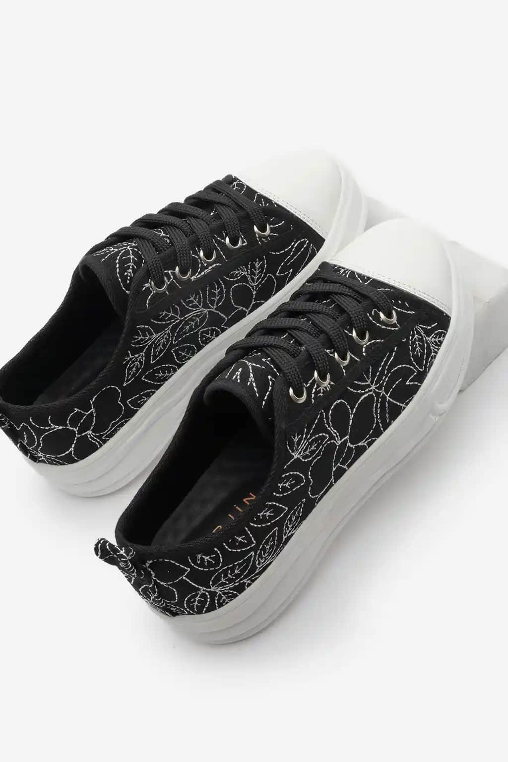 Nakışlı Spor Ayakkabılar: Moda Dünyasında Şıklık ve Özgünlüğün Temsilcisi